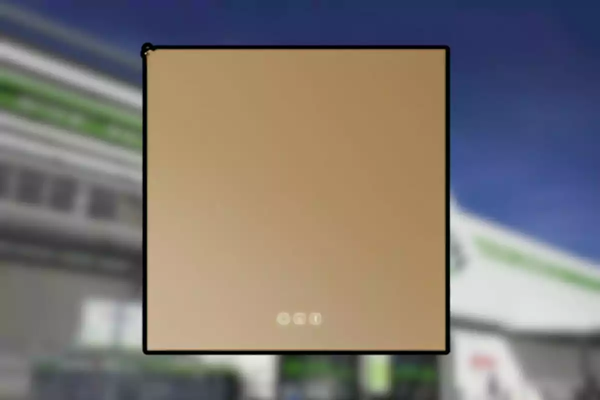 Quadre marró amb vora negra sobre un fons difuminat d’edifici i cel blau