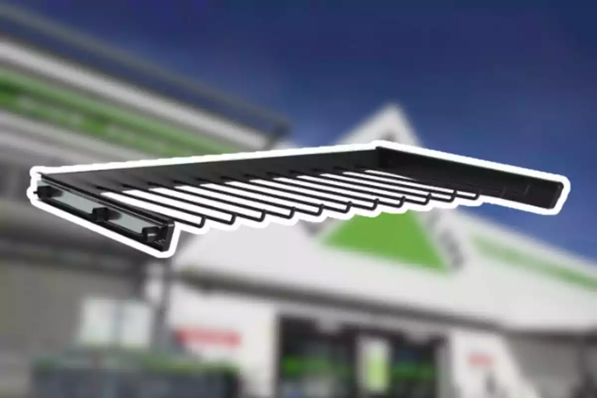 Suport metàl·lic negre per penjar objectes amb fons de botiga desenfocat