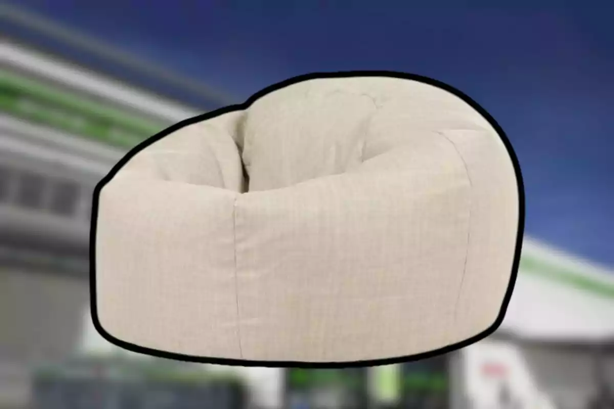 Butaca tipus puff beix amb fons desenfocat Butaca tipus puff beix amb fons desenfocat