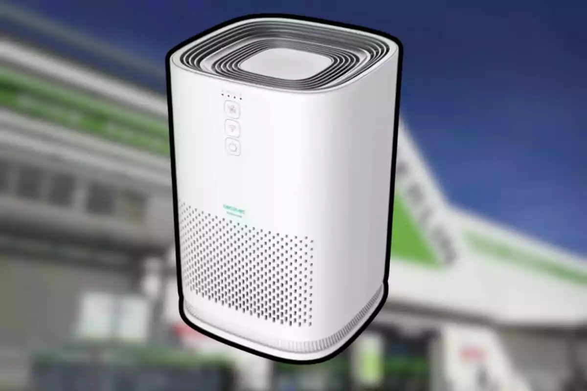 Purificador d’aire blanc de disseny modern amb botons a la part frontal i fons desenfocat