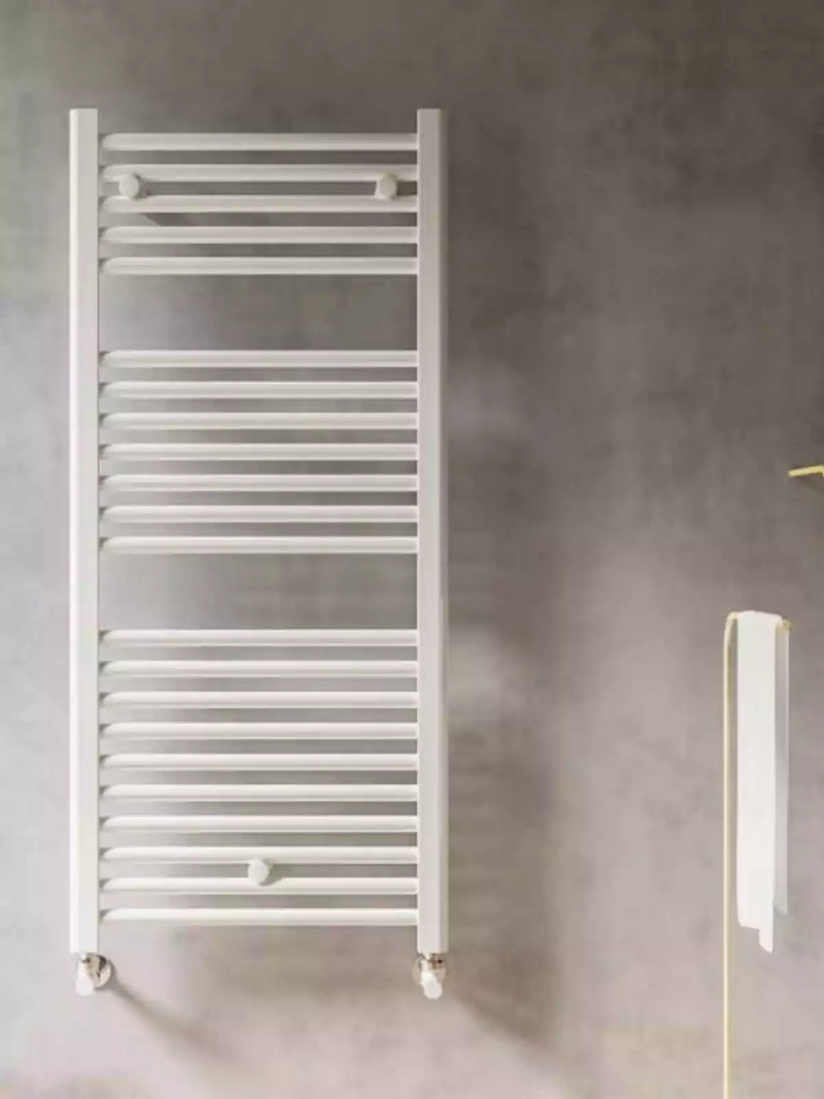 Toallero blanco de barras horizontales instalado en una pared gris
