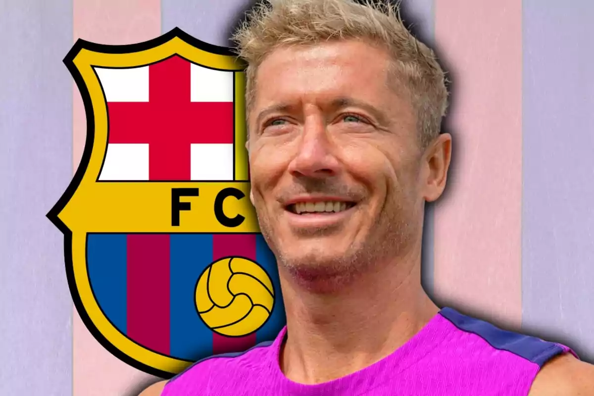 Home ros somrient amb samarreta rosa davant de l'escut del FC Barcelona