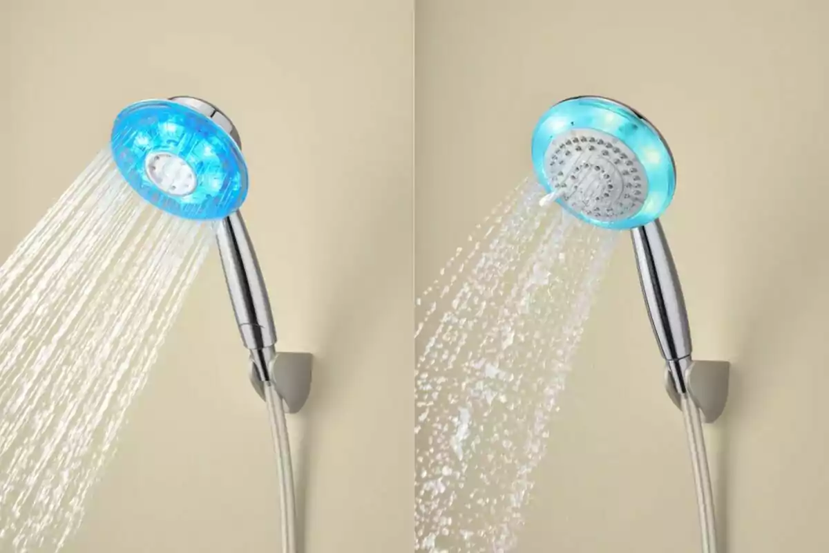Ducha de mano plateada con luz azul encendida mostrando dos tipos de chorro de agua sobre una pared beige Ducha de mano plateada con luz azul encendida mostrando dos tipos de chorro de agua sobre una pared beige