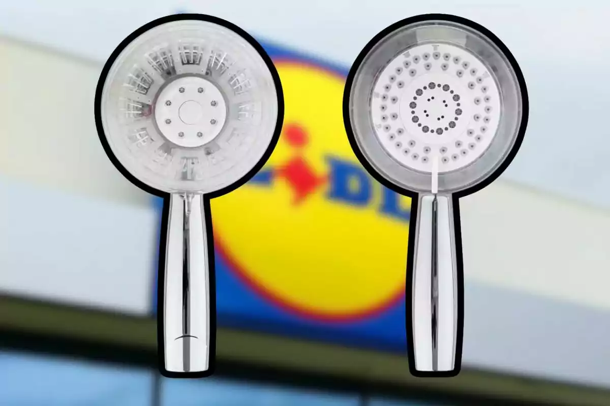 Dos cabezales de ducha plateados frente a un cartel borroso de una tienda Lidl Dos cabezales de ducha plateados frente a un cartel borroso de una tienda Lidl