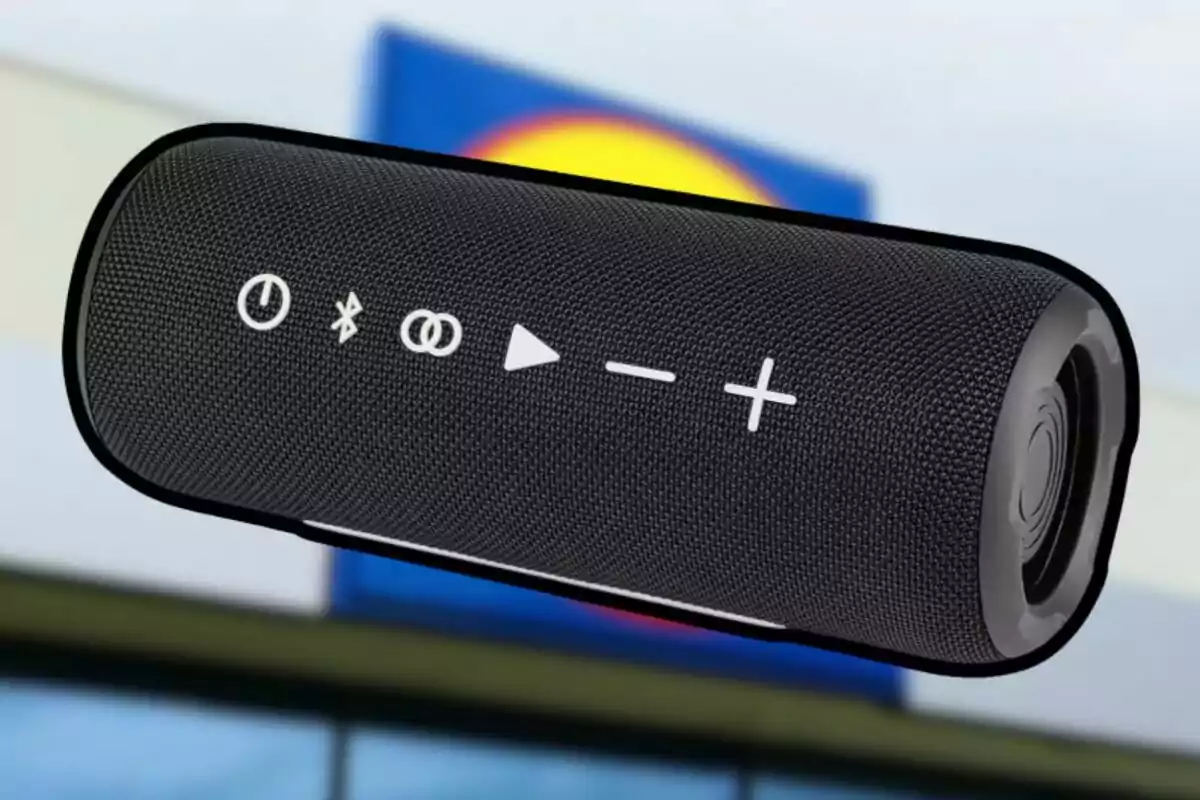 Alt per a la imatge: Altaveu portàtil negre amb botons de control en primer pla i un rètol borros de supermercat al fons Alt per a la imatge: Altaveu portàtil negre amb botons de control en primer pla i un rètol borros de supermercat al fons