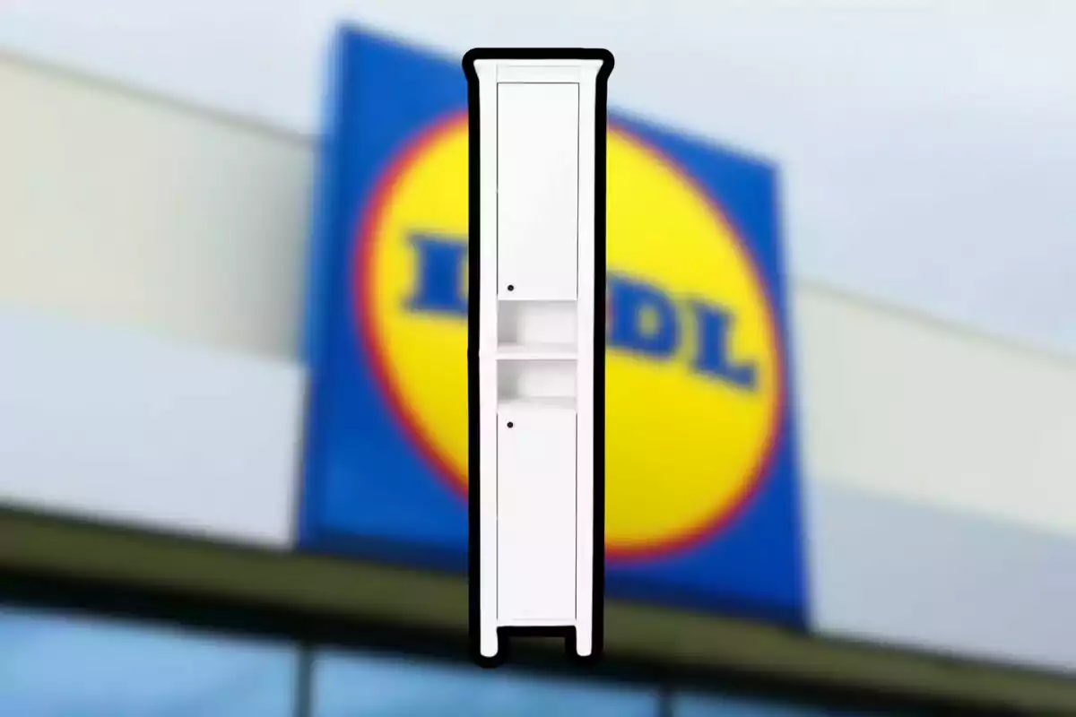 Mueble blanco alto con puertas y estantes frente a un cartel borroso de una tienda Lidl