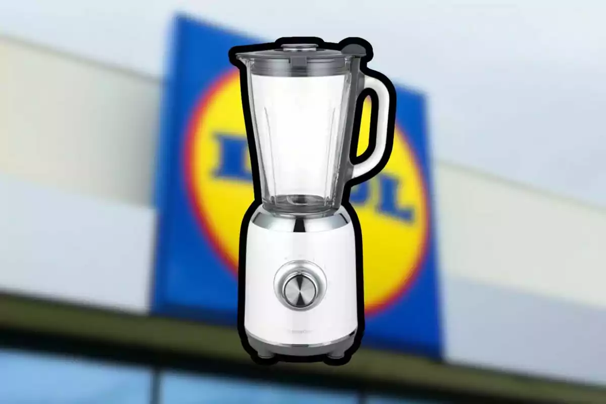 Licuadora blanca con vaso de vidrio en primer plano sobre un fondo desenfocado de una tienda Lidl Licuadora blanca con vaso de vidrio en primer plano sobre un fondo desenfocado de una tienda Lidl
