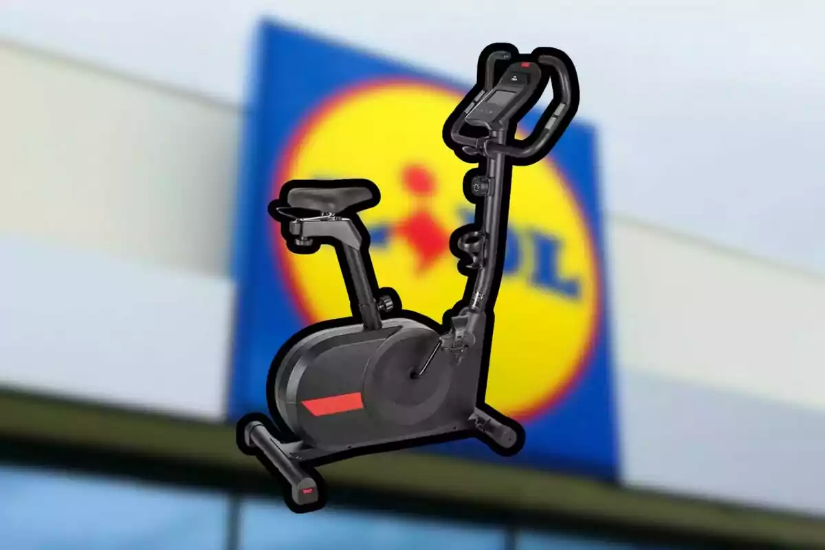 Bicicleta estática negra frente a un cartel borroso de una tienda Lidl Bicicleta estática negra frente a un cartel borroso de una tienda Lidl