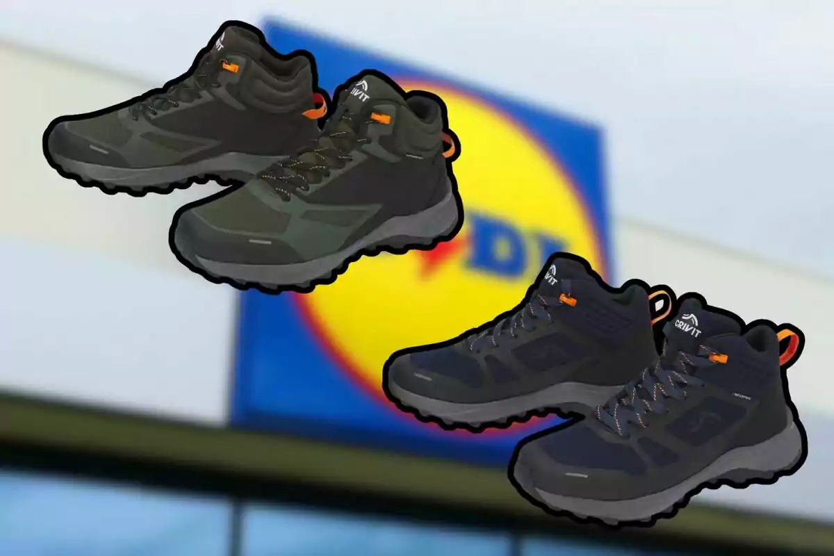 Dos pares de botas deportivas de senderismo en colores verde y azul con detalles naranjas sobre un fondo desenfocado de un letrero de supermercado