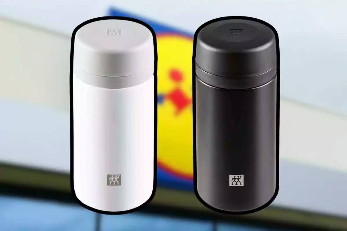 Dos termos de color blanco y negro con el logo de Zwilling sobre un fondo desenfocado de un letrero de supermercado.