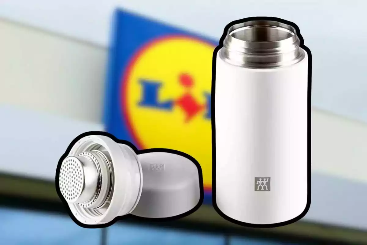 Termo blanco de acero inoxidable con tapa y filtro metálico frente a un cartel borroso de la tienda Lidl