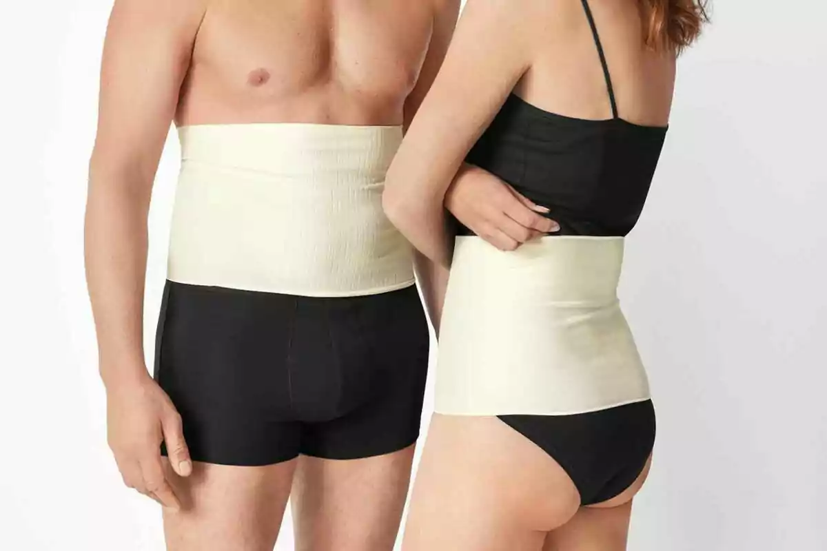 Dos personas usando fajas blancas en la zona abdominal sobre ropa interior negra