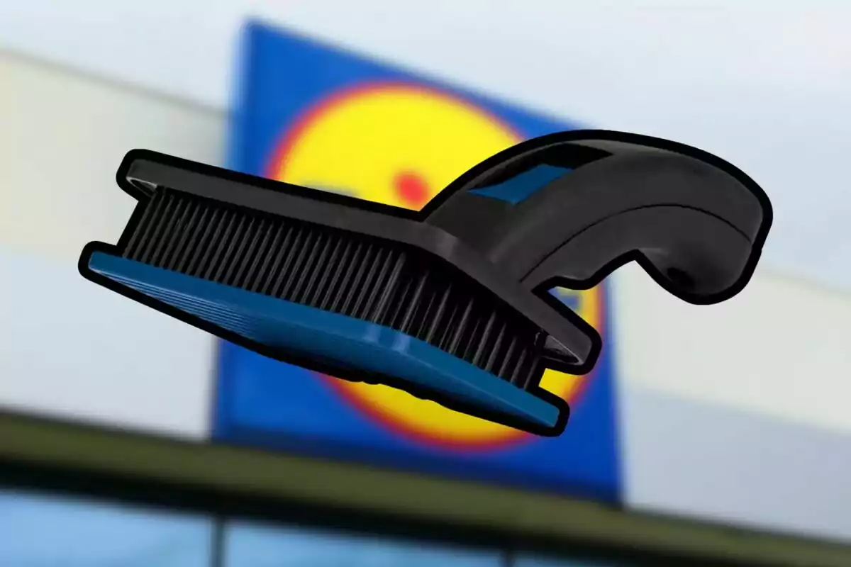 Raspall negre i blau amb mànec corbat davant d’un cartell borros d’una botiga Raspall negre i blau amb mànec corbat davant d’un cartell borros d’una botiga