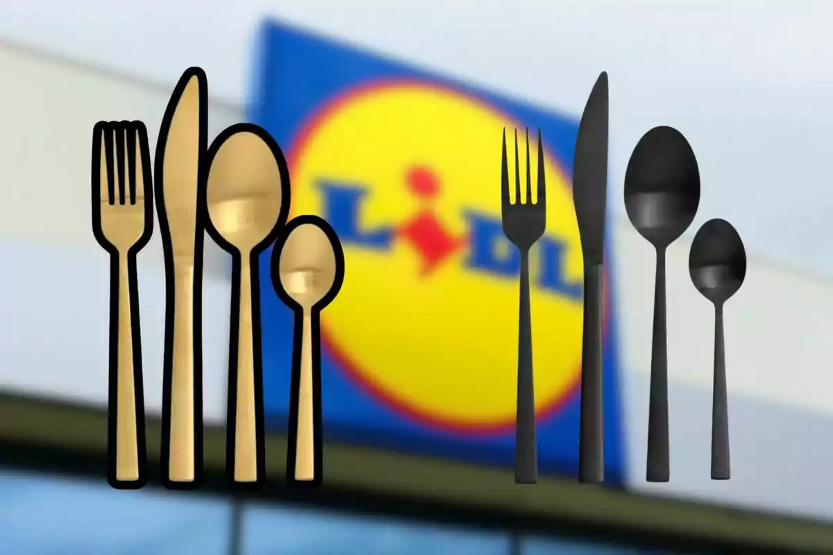 Coberts daurats i negres sobre un fons desenfocat d’un rètol de supermercat