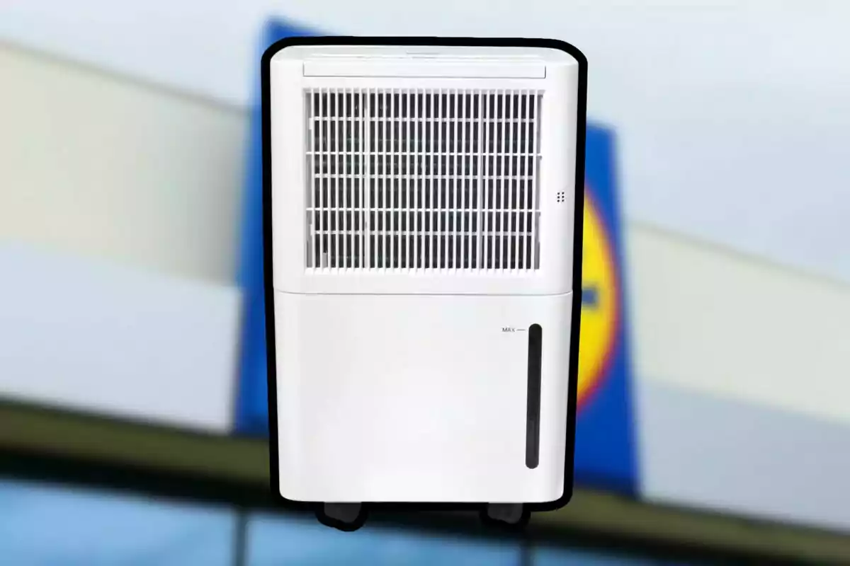 Deshumidificador blanco de diseño moderno con ruedas frente a un fondo borroso de una tienda Deshumidificador blanco de diseño moderno con ruedas frente a un fondo borroso de una tienda