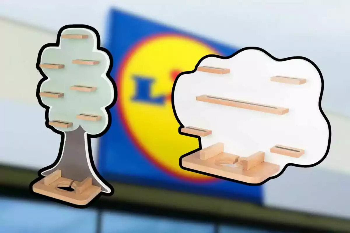 Dos rascadores para gatos con forma de árbol y nube frente a un cartel borroso de una tienda Lidl