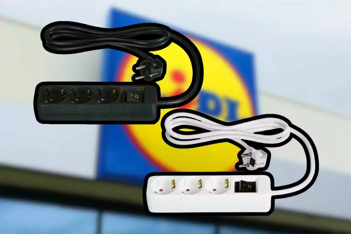 Dos regletas eléctricas, una negra y una blanca, con tres enchufes y un interruptor cada una, sobre un fondo desenfocado de un letrero de supermercado. Dos regletas eléctricas, una negra y una blanca, con tres enchufes y un interruptor cada una, sobre un fondo desenfocado de un letrero de supermercado.