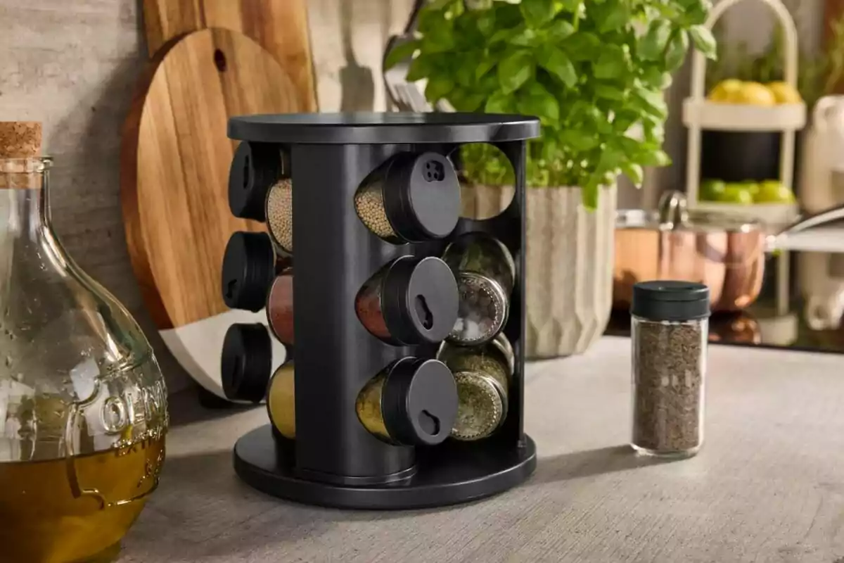 Organitzador giratori d'espècies amb pots de diferents condiments sobre una encimera de cuina moderna