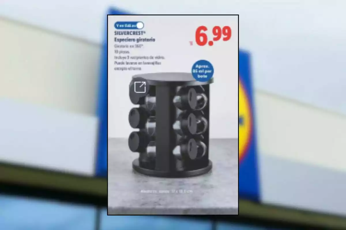 Oferta d'espècier giratori negre amb pots de vidre en un fulletó de supermercat mostrant el preu de 6,99 euros