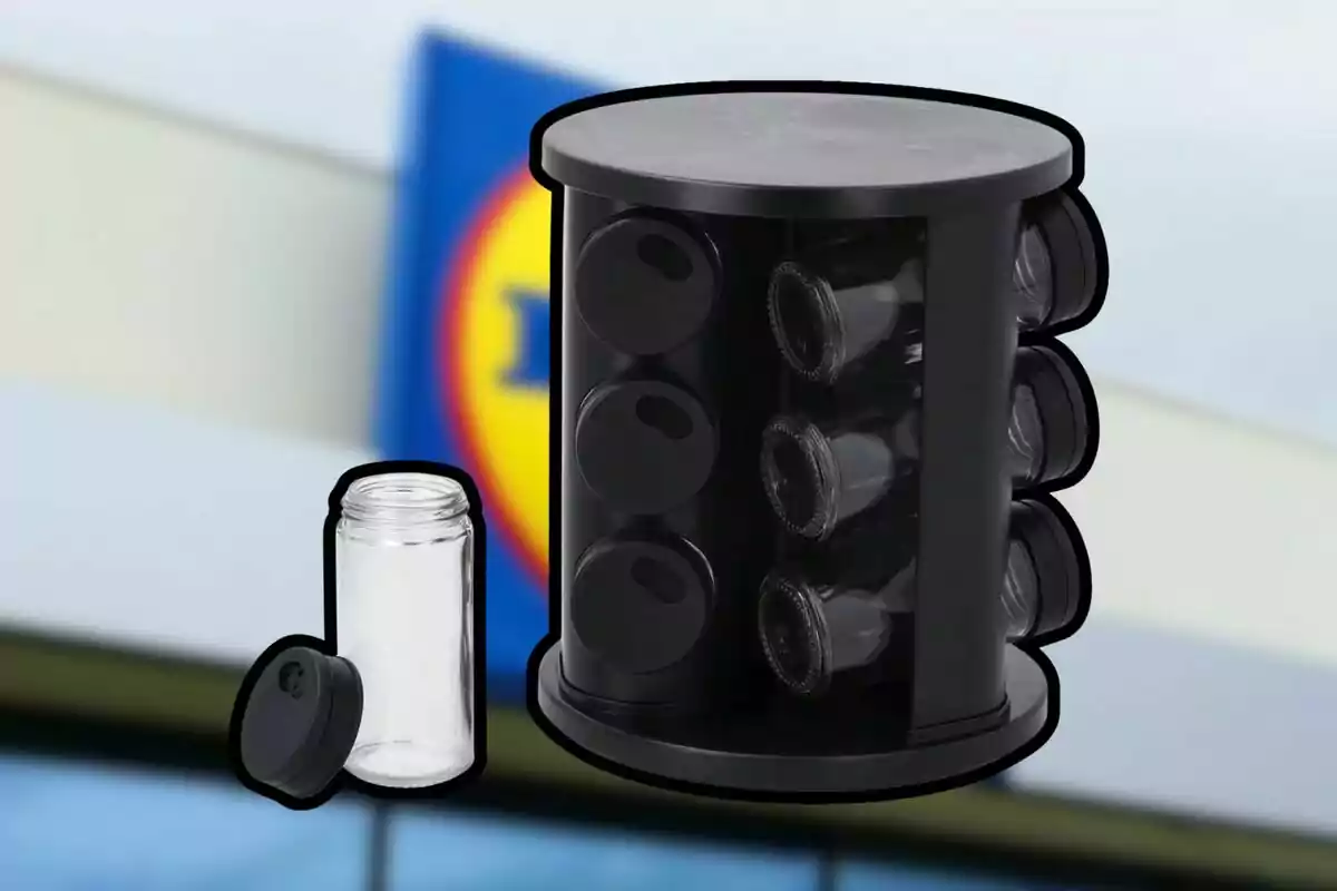 Organitzador giratori d'espècies amb pots de vidre i tapa negra davant d’un fons borros d’una botiga