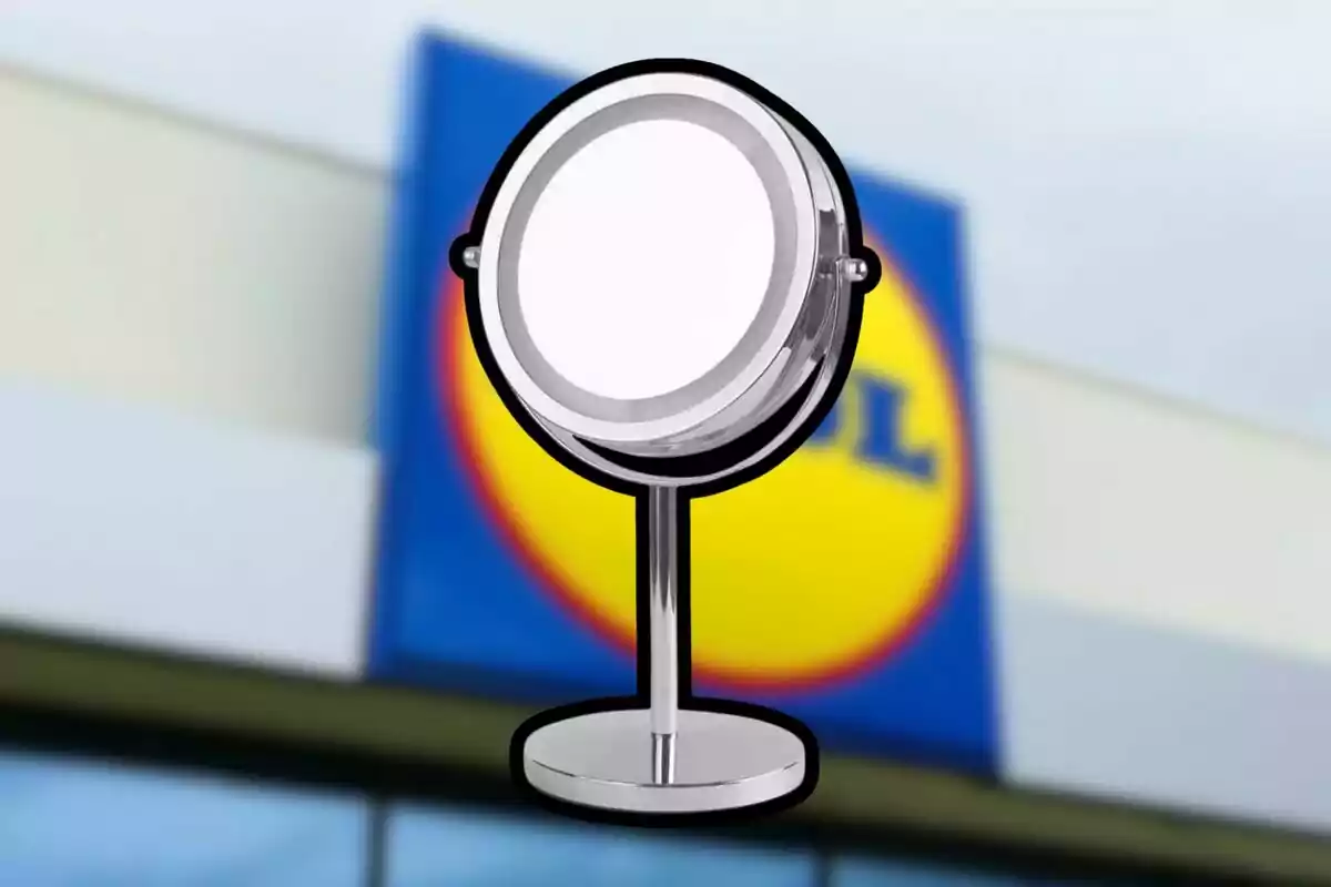 Espejo de aumento plateado sobre un fondo desenfocado de una tienda con logotipo azul y amarillo