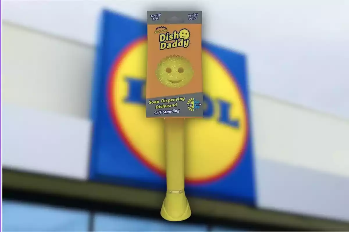 Raspall groc per rentar plats amb forma de carona somrient al seu embolcall davant d’un rètol borros de la botiga Lidl Raspall groc per rentar plats amb forma de carona somrient al seu embolcall davant d’un rètol borros de la botiga Lidl