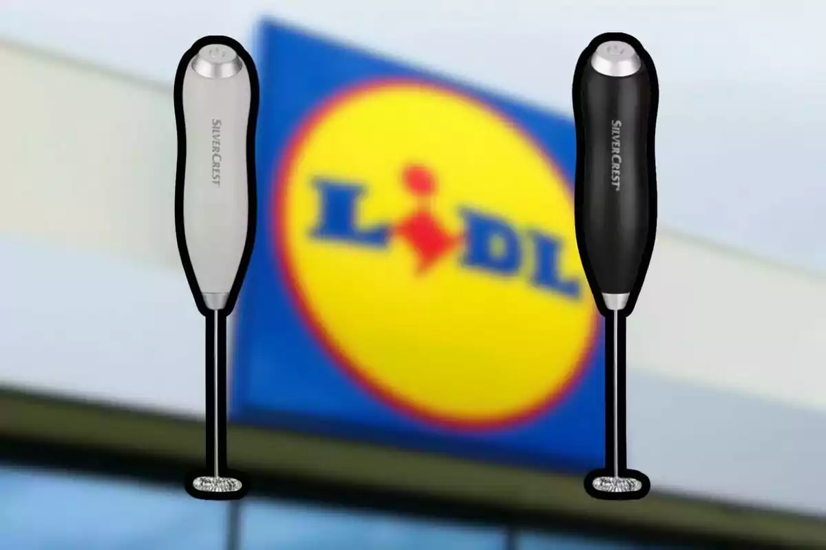 Dos espumadores de leche Silvercrest en color blanco y negro frente a un cartel borroso de la tienda Lidl Dos espumadores de leche Silvercrest en color blanco y negro frente a un cartel borroso de la tienda Lidl