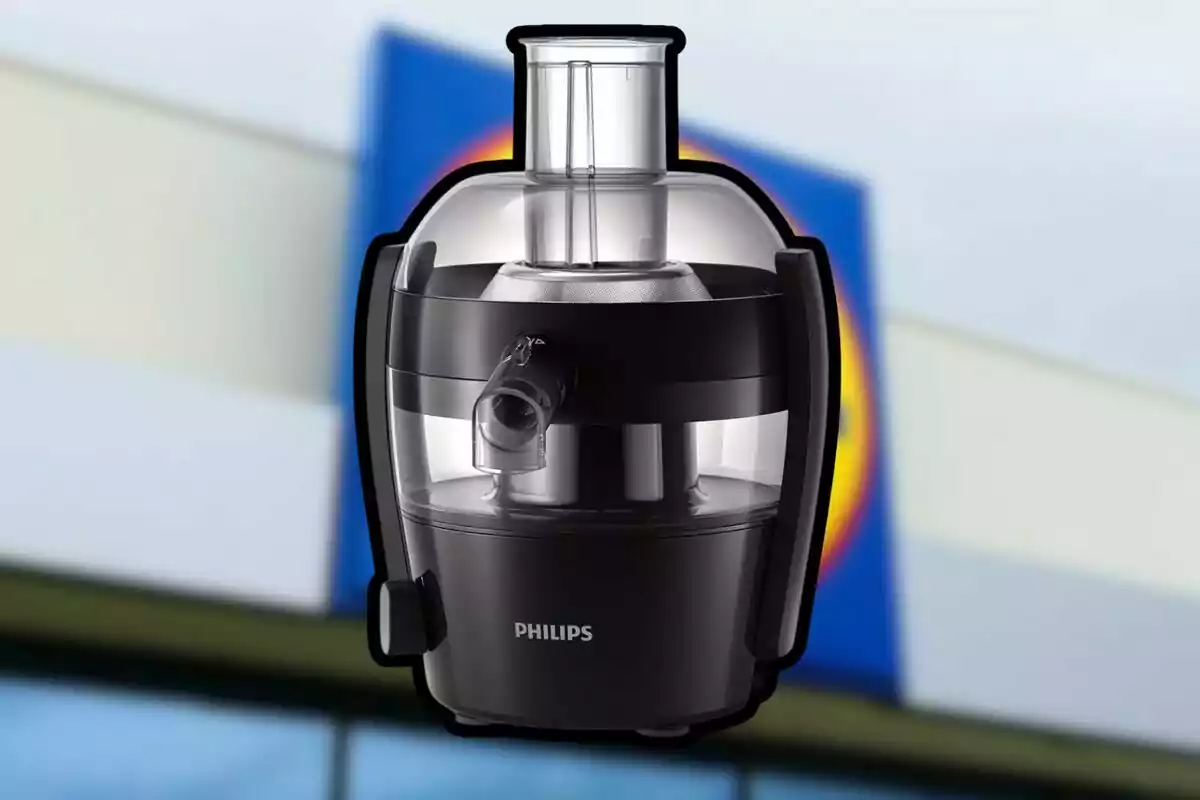 Extractor de jugos Philips de color negro sobre un fondo desenfocado de una tienda