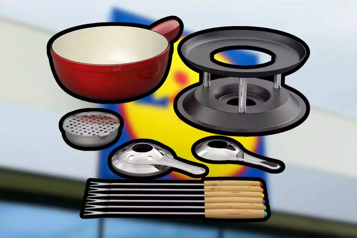 Set de fondue con olla roja, base metálica, tapas, rejilla y pinchos con mangos de madera sobre un fondo desenfocado de un letrero de supermercado