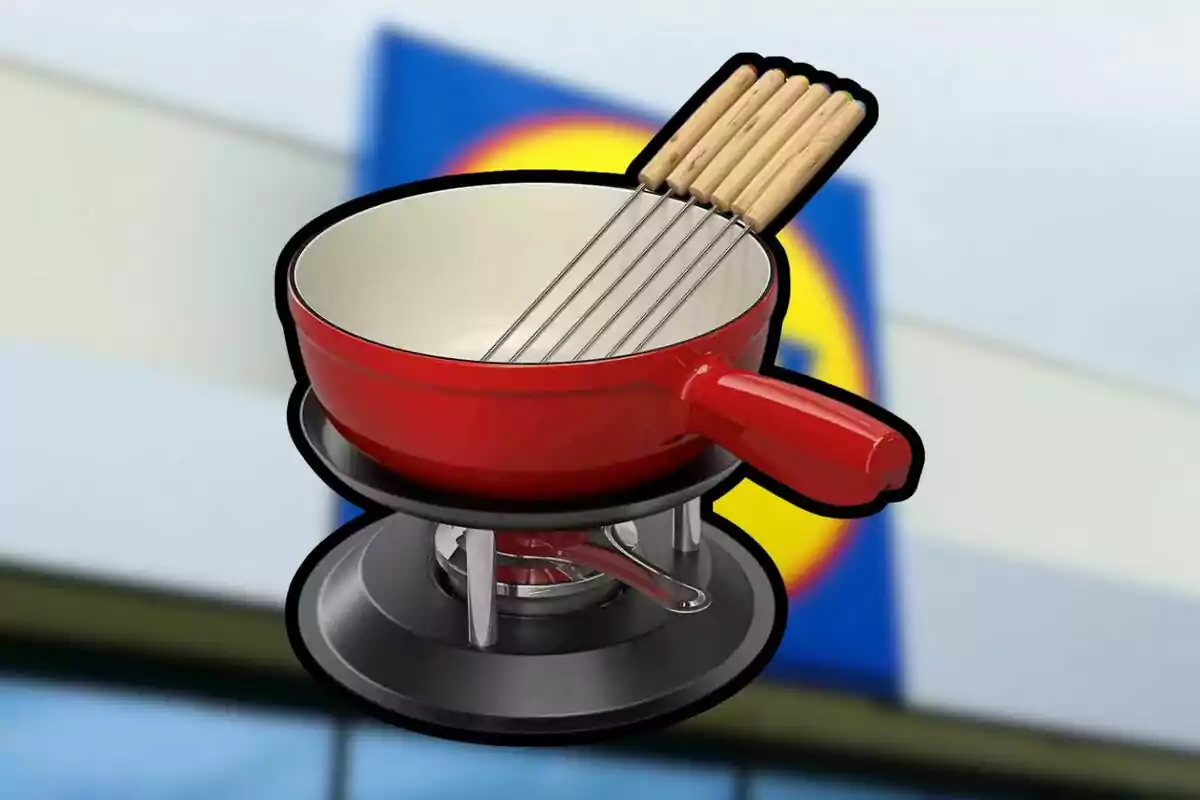 Set de fondue rojo con mango y tenedores de madera sobre un fondo desenfocado de una tienda