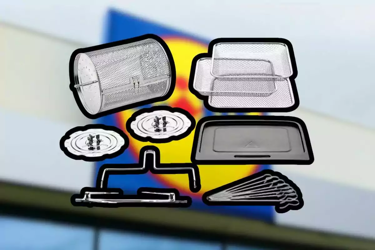 Varios accesorios metálicos de cocina sobre un fondo desenfocado con el logotipo de un supermercado. Varios accesorios metálicos de cocina sobre un fondo desenfocado con el logotipo de un supermercado.