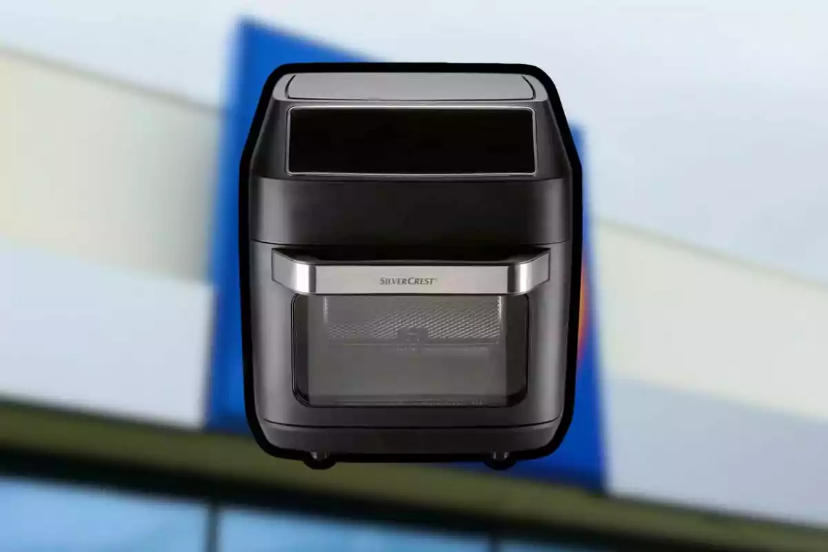 Freidora de aire SilverCrest de color negro sobre un fondo desenfocado Freidora de aire SilverCrest de color negro sobre un fondo desenfocado