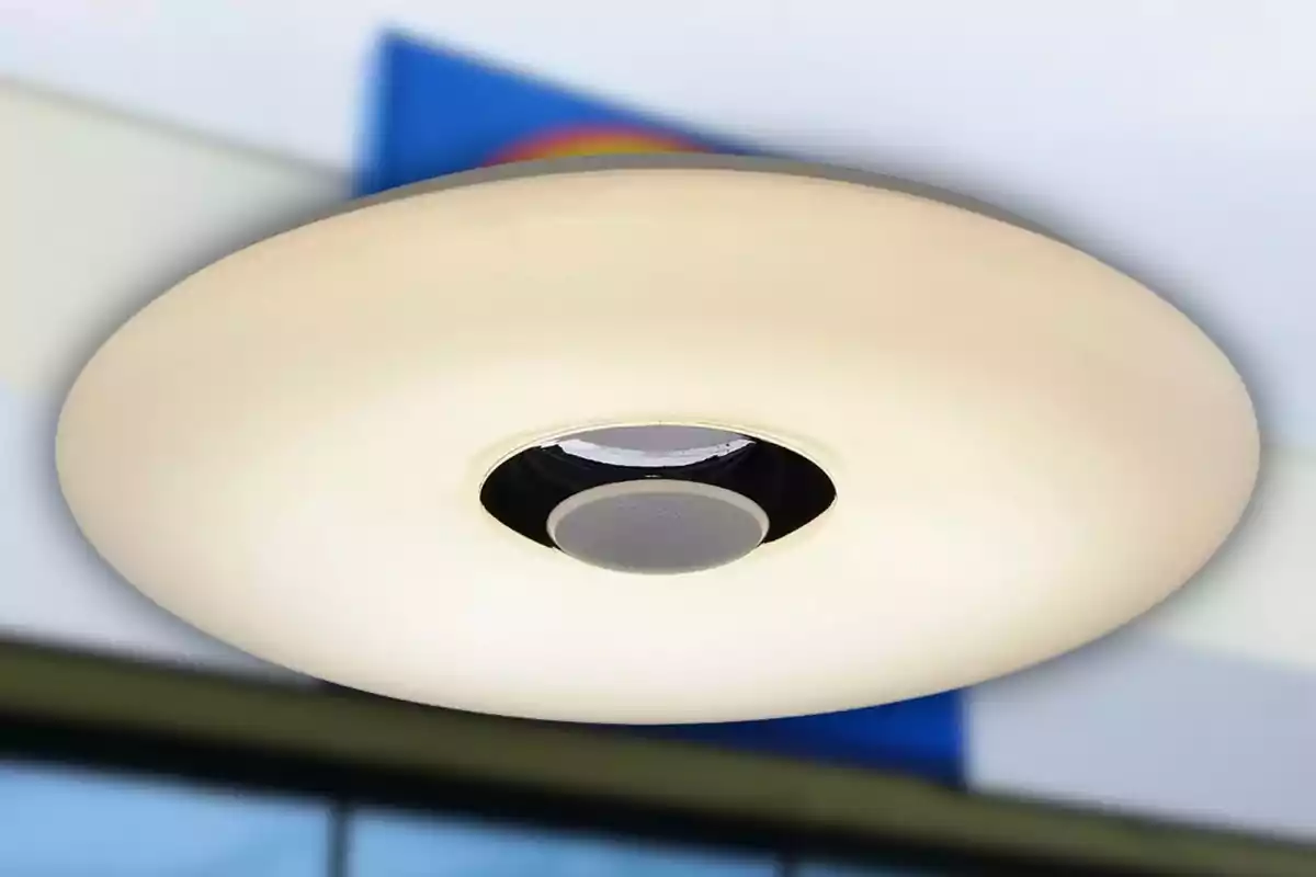 Lámpara de techo circular de color blanco con un altavoz integrado en el centro Lámpara de techo circular de color blanco con un altavoz integrado en el centro