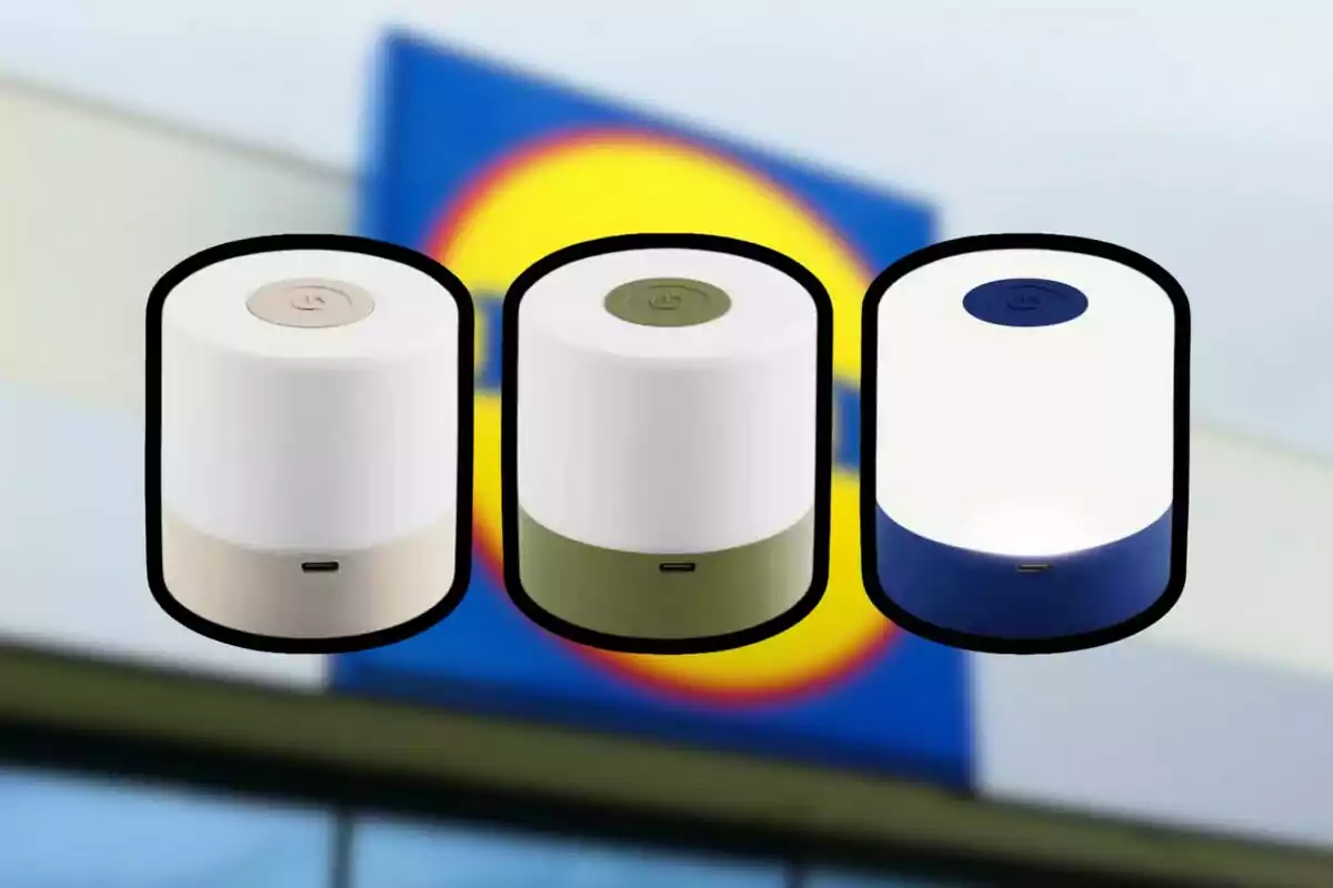 Tres làmpades portàtils de diferents colors amb un fons desenfocat d’un rètol de supermercat.