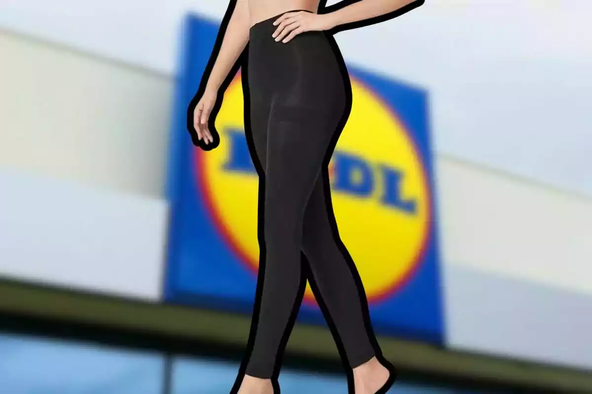Persona usando leggings negros frente a una tienda con el logo de Lidl desenfocado al fondo Persona usando leggings negros frente a una tienda con el logo de Lidl desenfocado al fondo