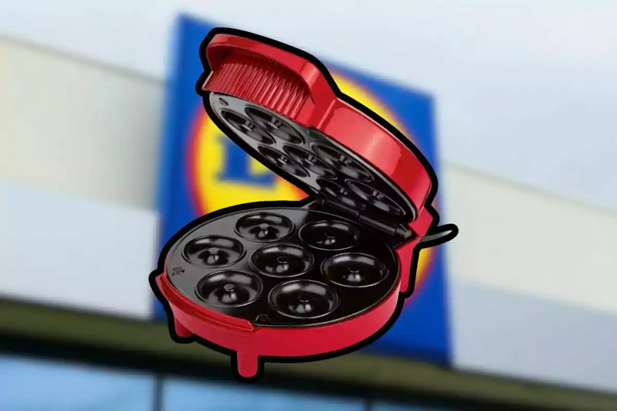 Màquina elèctrica vermella per fer mini dònuts amb un fons desenfocat d’una botiga