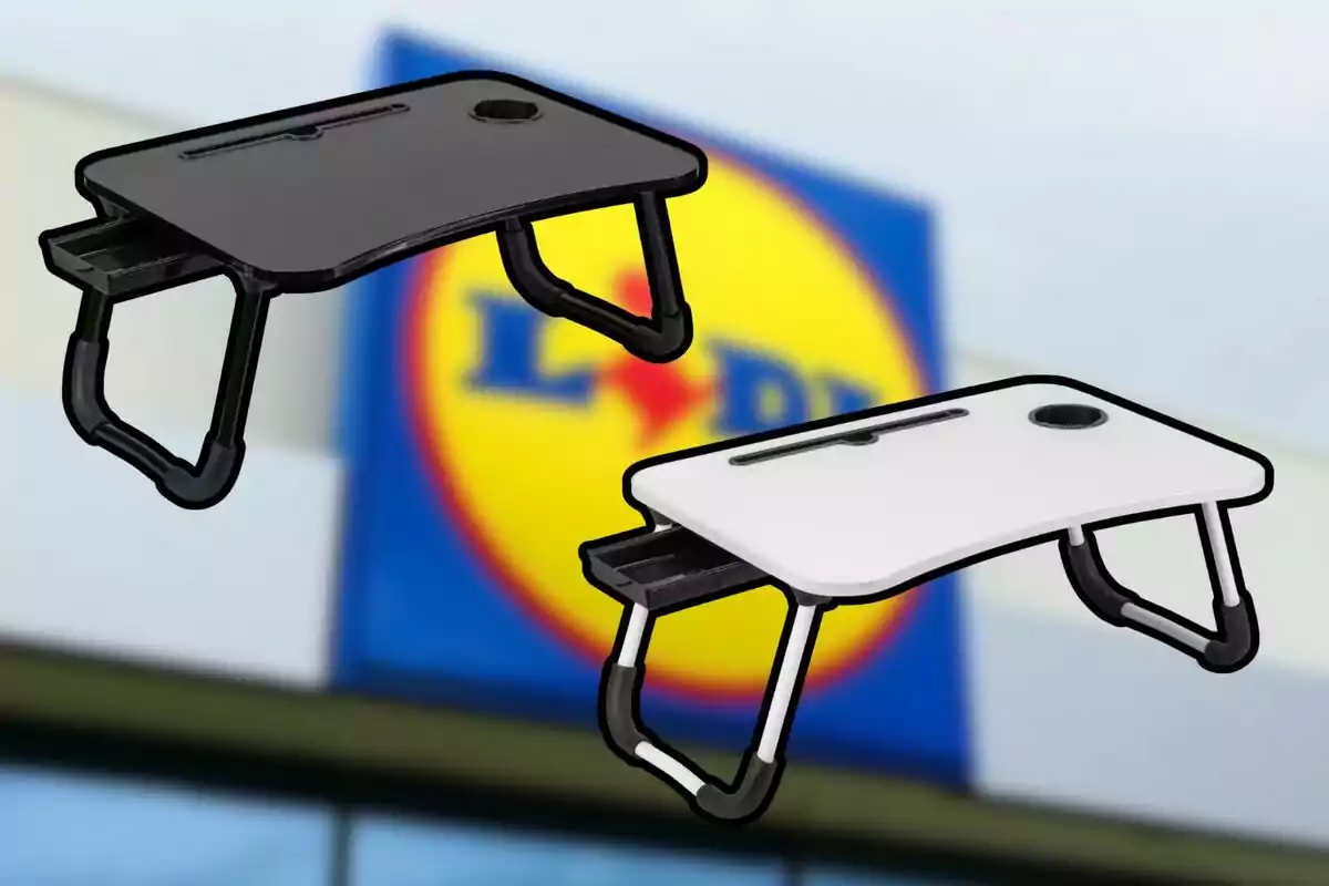 Dues taules portàtils per a portàtil, una de negra i una de blanca, floten davant d’un cartell borros de la botiga Lidl.