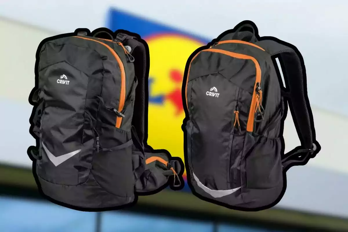 Dos mochilas negras con detalles naranjas de la marca Crivit frente a un fondo desenfocado con el logo de Lidl