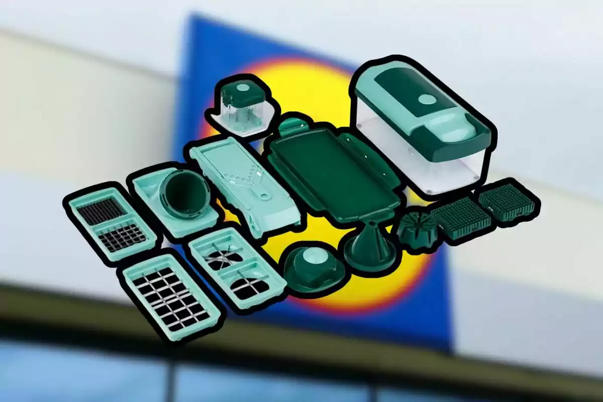 Set de utensilios de cocina para cortar y rallar verduras en diferentes formas con fondo desenfocado de un supermercado