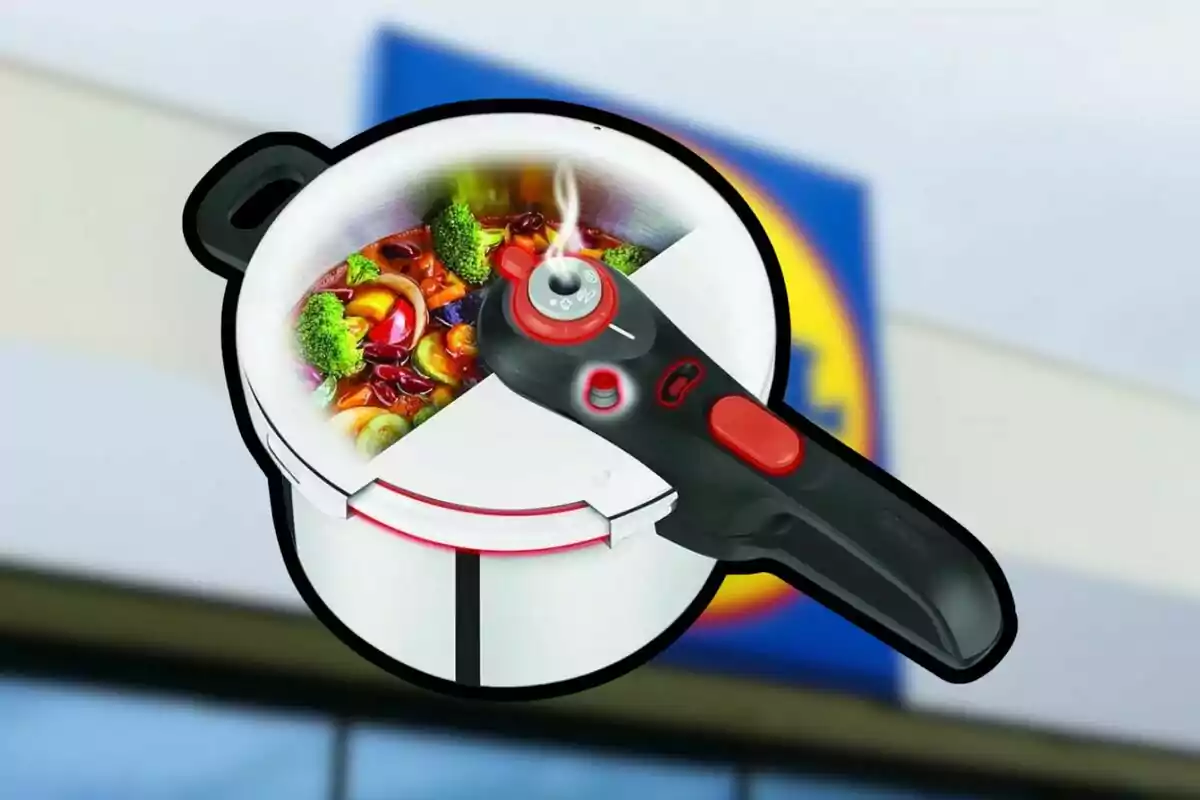 Olla a presión con vegetales al vapor y fondo desenfocado de una tienda