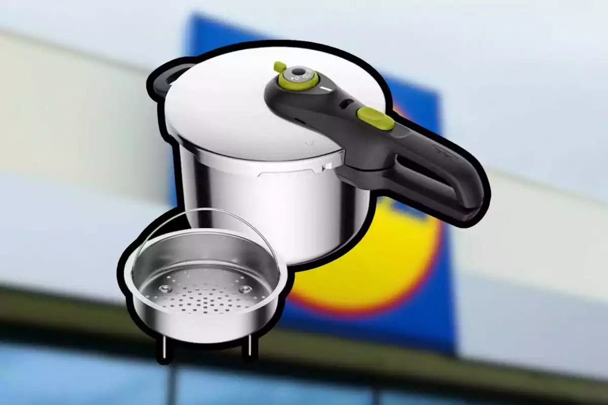 Olla a presión de acero inoxidable con accesorio para cocinar al vapor sobre un fondo desenfocado de una tienda.