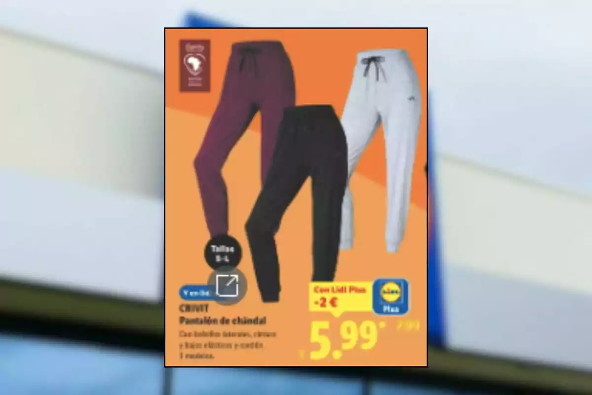 Tres pantalones de chándal en colores burdeos, negro y gris claro en una oferta de supermercado con precio destacado