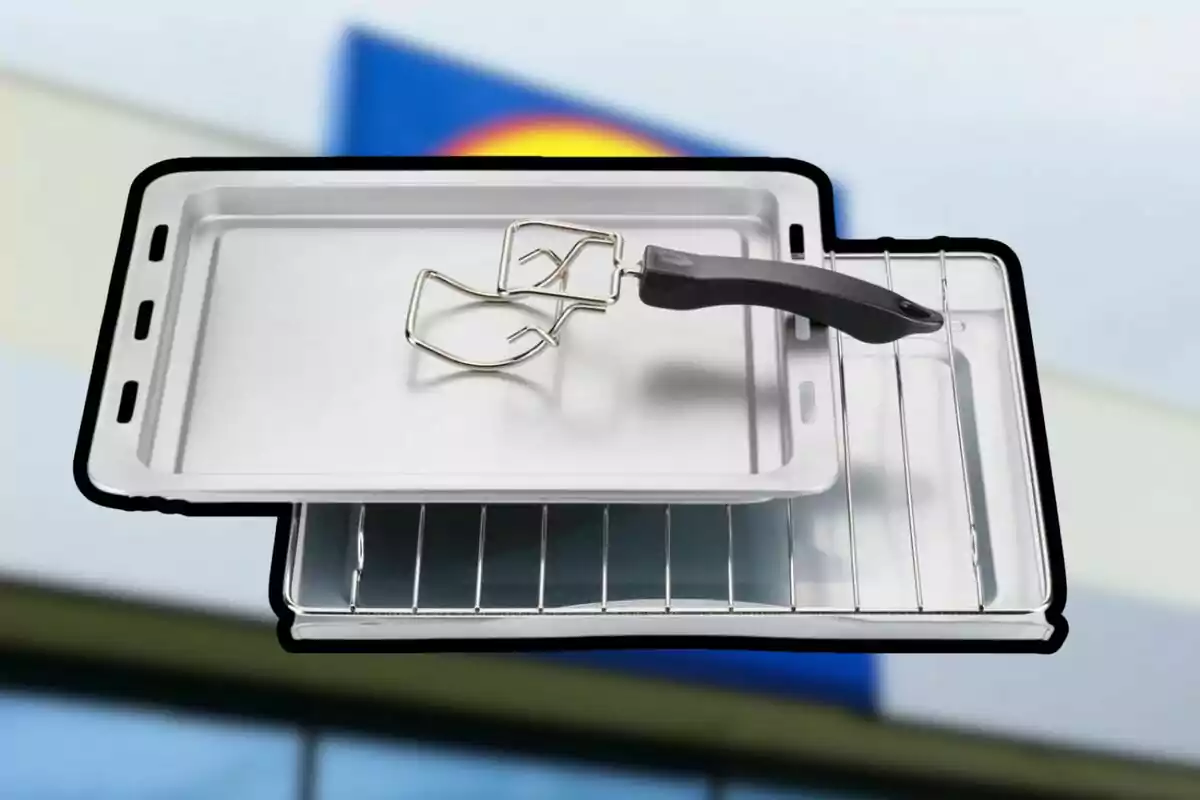 Safata de forn metàl·lica amb reixeta i pinces sobre un fons desenfocat de colors blau i groc