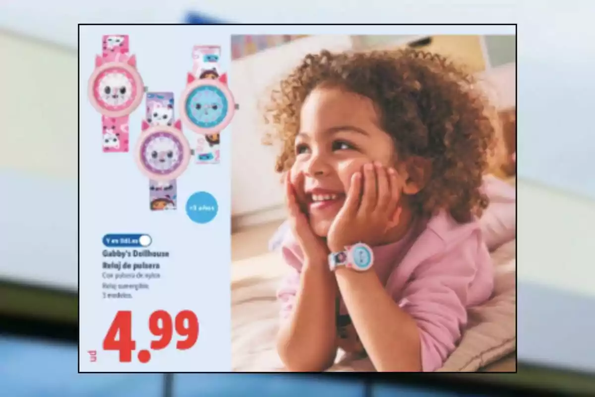 Niña sonriente recostada usando un reloj infantil de Gabby's Dollhouse con fondo de catálogo mostrando tres modelos de relojes y el precio destacado en color rojo
