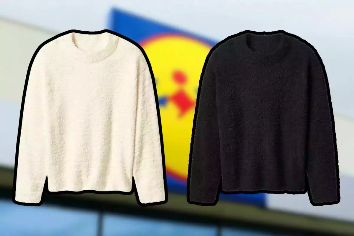 Dos jerseis de textura afelpada, un de blanc i un altre de negre, apareixen sobre un fons desenfocat amb el logotip d’una botiga.
