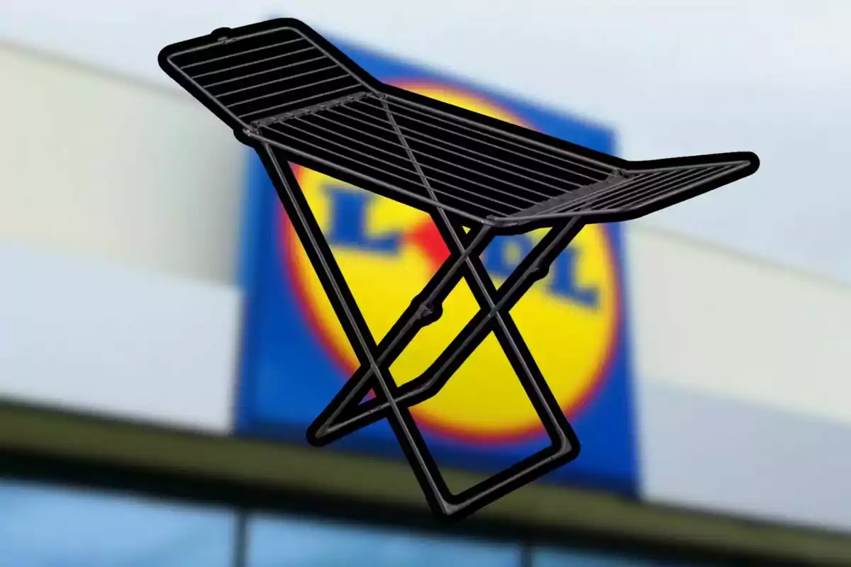 Tendedero negro flotando frente a la fachada de una tienda con el logo de Lidl desenfocado al fondo Tendedero negro flotando frente a la fachada de una tienda con el logo de Lidl desenfocado al fondo