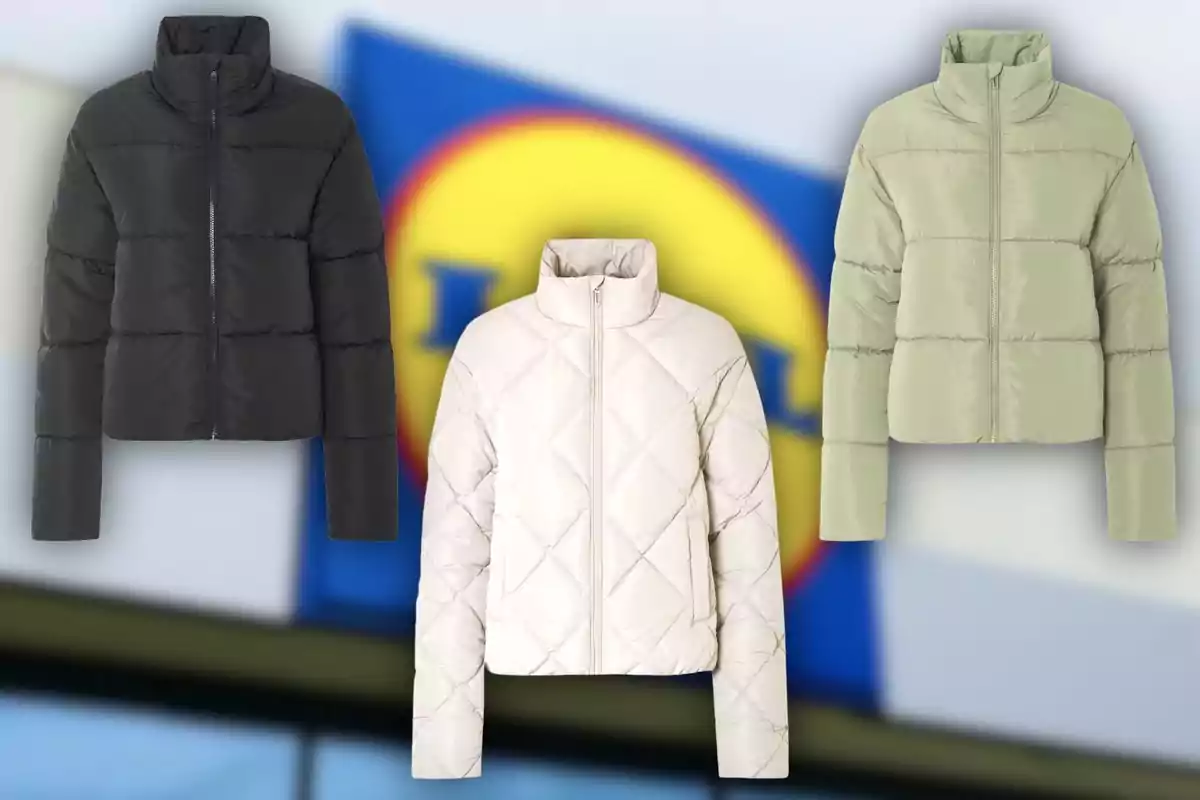 Tres chamarras acolchadas en colores negro, blanco y verde claro se muestran frente a un fondo desenfocado con el logotipo de una tienda. Tres chamarras acolchadas en colores negro, blanco y verde claro se muestran frente a un fondo desenfocado con el logotipo de una tienda.