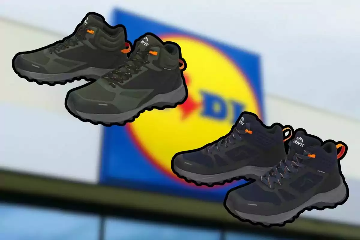 Dos pares de botas deportivas de senderismo en colores oscuros con detalles naranjas, sobre un fondo desenfocado de un letrero de supermercado.