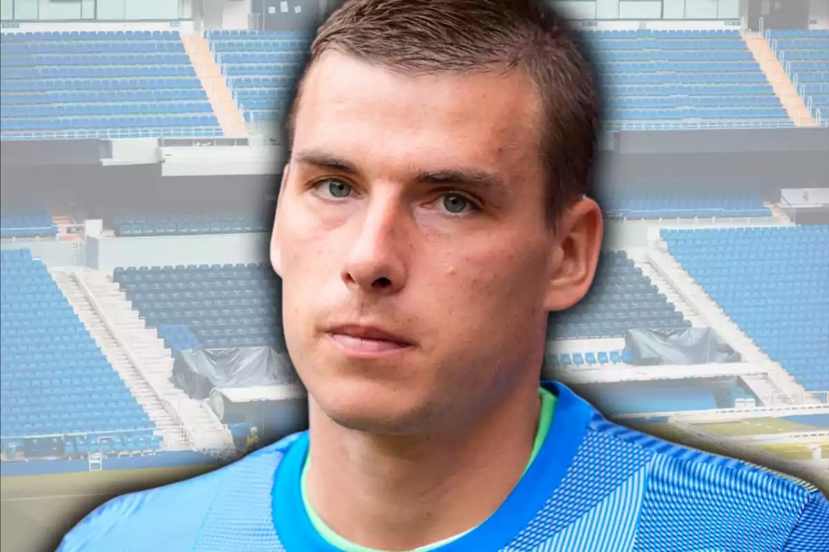Un hombre con camiseta azul aparece en primer plano con un estadio vacío de fondo.