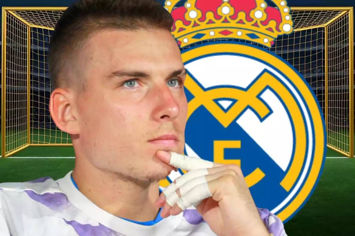 Portero con uniforme blanco y morado posando pensativo frente a una portería y el escudo del Real Madrid de fondo